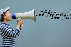 Boczny widok opowiada w megafonie z muzykalnymi notatkami nadchodzącymi out chłopiec zdjęcie stock Boczny widok opowiada w megafonie z muzykalnymi notatkami nadchodzącymi out chłopiec zdjęcie stock