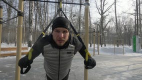 Bodybuilder d'homme faisant l'exercice accroupi sur l'au sol de sports en parc d'hiver photographie stock libre de droits Bodybuilder d'homme faisant l'exercice accroupi sur l'au sol de sports en parc d'hiver photographie stock libre de droits