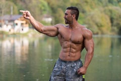Bodybuilder, der seinen gut ausgebildeten Körper zeigt lizenzfreie stockfotos Bodybuilder, der seinen gut ausgebildeten Körper zeigt lizenzfreie stockfotos