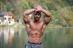 Bodybuilder, der seinen gut ausgebildeten Körper zeigt stockbilder Bodybuilder, der seinen gut ausgebildeten Körper zeigt stockbilder