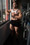 Bodybuilder die Zijn Overhemd weg na Opleiding nemen stock afbeelding Bodybuilder die Zijn Overhemd weg na Opleiding nemen stock afbeelding