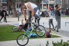 Boedapest, Hongarije - April 9, 2018: Extreme fietsruiter die vrij slagtrucs op fiets uitvoeren stock afbeelding Boedapest, Hongarije - April 9, 2018: Extreme fietsruiter die vrij slagtrucs op fiets uitvoeren stock afbeelding