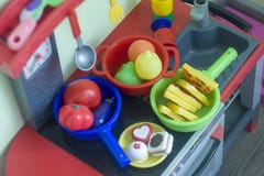 Boedapest, Hongarije - 07/30/2018: De plastic keuken van het meisje voor playi stock foto's Boedapest, Hongarije - 07/30/2018: De plastic keuken van het meisje voor playi stock foto's