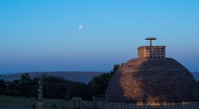 Boedha is glimlachen-vroege ochtendmaan in blauwe hemel op Sanchi Stupa royalty-vrije stock afbeeldingen Boedha is glimlachen-vroege ochtendmaan in blauwe hemel op Sanchi Stupa royalty-vrije stock afbeeldingen