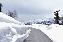 Boeiende bergweg van het higway leiden van Leh Manali tot Rohtang-pas dichtbij Manali Himachal Pradesh stock foto Boeiende bergweg van het higway leiden van Leh Manali tot Rohtang-pas dichtbij Manali Himachal Pradesh stock foto