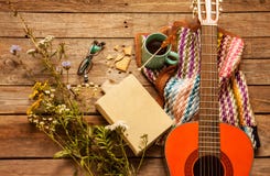 Boek, deken, koffie en klassieke gitaar op hout royalty-vrije stock afbeelding Boek, deken, koffie en klassieke gitaar op hout royalty-vrije stock afbeelding