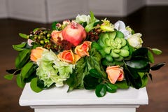 Boeket van mooie gemengde bloemen in vaas Mooie bos van bloemen Het werk van de professionele bloemist Wedding of huisdecor stock fotografie Boeket van mooie gemengde bloemen in vaas Mooie bos van bloemen Het werk van de professionele bloemist Wedding of huisdecor stock fotografie