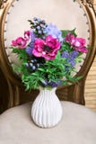 Boeket van mooie gemengde bloemen in witte vaas Mooie bos van bloemen Het werk van de professionele bloemist Wedding of huisdecor stock afbeeldingen Boeket van mooie gemengde bloemen in witte vaas Mooie bos van bloemen Het werk van de professionele bloemist Wedding of huisdecor stock afbeeldingen