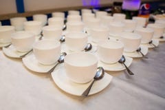 Boeket van rode rozen op een stoel een gift bij het huwelijk Bloemen als gift huwelijksdecoratie van het restaurant royalty-vrije stock afbeelding Boeket van rode rozen op een stoel een gift bij het huwelijk Bloemen als gift huwelijksdecoratie van het restaurant royalty-vrije stock afbeelding