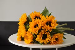 Boeket van zonnebloemen op een witte lijst royalty-vrije stock afbeelding Boeket van zonnebloemen op een witte lijst royalty-vrije stock afbeelding