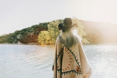 Boho-Artfrau, die auf See geht lizenzfreie stockbilder Boho-Artfrau, die auf See geht lizenzfreie stockbilder