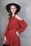 Boho projektuje kobiety zostaje pobliskiego ściana z cegieł w studiu obrazy stock Boho projektuje kobiety zostaje pobliskiego ściana z cegieł w studiu obrazy stock