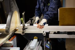 Boisage et meubles faisant le concept Un charpentier dans l'atelier faisant la menuiserie photo stock Boisage et meubles faisant le concept Un charpentier dans l'atelier faisant la menuiserie photo stock