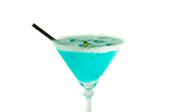 Boisson bleue d'alcool décorée du sucre et du bâton noir d'isolement sur le blanc photos libres de droits Boisson bleue d'alcool décorée du sucre et du bâton noir d'isolement sur le blanc photos libres de droits