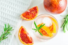 Boisson d'?t? avec l'orange sanguine et le romarin sur le fond en bois blanc Plat-configuration, vue sup?rieure images libres de droits Boisson d'?t? avec l'orange sanguine et le romarin sur le fond en bois blanc Plat-configuration, vue sup?rieure images libres de droits