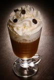 Boisson de café avec la crème fouettée dans un verre sur une table foncée photos stock Boisson de café avec la crème fouettée dans un verre sur une table foncée photos stock