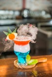 Boisson de cocktail avec de la fumée décorée d'une certaine pomme verte coupée en tranches images libres de droits Boisson de cocktail avec de la fumée décorée d'une certaine pomme verte coupée en tranches images libres de droits