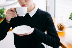 Boisson se reposante de café de femme d'affaires de pause-café image stock Boisson se reposante de café de femme d'affaires de pause-café image stock
