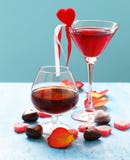 Boissons alcoolisées pour la partie de fête Coeurs de bonbons au chocolat Date le jour de valentines images libres de droits Boissons alcoolisées pour la partie de fête Coeurs de bonbons au chocolat Date le jour de valentines images libres de droits