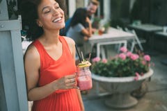 Boissons, r?gime et concept sains de personnes Fermez-vous de la belle femme Afro photo libre de droits Boissons, r?gime et concept sains de personnes Fermez-vous de la belle femme Afro photo libre de droits