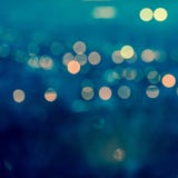 Bokeh circular abstrato de borrão das luzes da cidade no backg azul tonificado foto de stock royalty free Bokeh circular abstrato de borrão das luzes da cidade no backg azul tonificado foto de stock royalty free