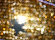 Bokeh gouden onduidelijk beeld Donkere gouden schitterende lichten De cirkels van Bokeh royalty-vrije illustratie Bokeh gouden onduidelijk beeld Donkere gouden schitterende lichten De cirkels van Bokeh royalty-vrije illustratie
