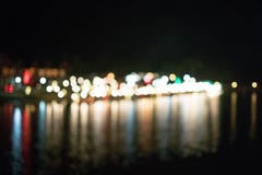 Bokeo dalla luce della costruzione alla bella città del fiume di notte immagine stock Bokeo dalla luce della costruzione alla bella città del fiume di notte immagine stock