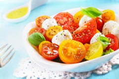 Bol d'une salade méditerranéenne fraîche et saine photographie stock libre de droits Bol d'une salade méditerranéenne fraîche et saine photographie stock libre de droits