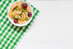Bol de salade saine de fruit frais sur le fond en bois blanc, vue supérieure, l'espace de copie photo libre de droits Bol de salade saine de fruit frais sur le fond en bois blanc, vue supérieure, l'espace de copie photo libre de droits