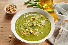 Bol de soupe aux pois épaisse servi avec des croûtons photo stock Bol de soupe aux pois épaisse servi avec des croûtons photo stock