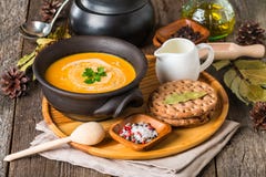 bol de soupe crémeuse faite maison à potiron images stock bol de soupe crémeuse faite maison à potiron images stock