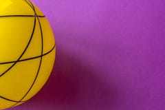 Bola de cristal amarilla grande en un fondo violeta Todavía vida de la bola amarilla rayada en la tabla violeta brillante imagen de archivo Bola de cristal amarilla grande en un fondo violeta Todavía vida de la bola amarilla rayada en la tabla violeta brillante imagen de archivo
