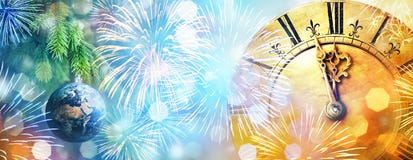 Bola de la Navidad bajo la forma de tierra del planeta, reloj viejo cerca de la medianoche, fuegos artificiales y luces El día de fotos de archivo Bola de la Navidad bajo la forma de tierra del planeta, reloj viejo cerca de la medianoche, fuegos artificiales y luces El día de fotos de archivo