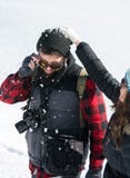 Bola de neve dos pares que luta e que tem o divertimento imagem de stock Bola de neve dos pares que luta e que tem o divertimento imagem de stock