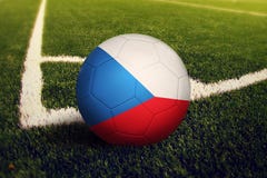 Bola de Rep?blica Checa na posi??o do pontap? de canto, fundo do campo de futebol Tema nacional do futebol na grama verde imagens de stock Bola de Rep?blica Checa na posi??o do pontap? de canto, fundo do campo de futebol Tema nacional do futebol na grama verde imagens de stock