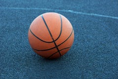 Bola do basquetebol na corte que joga o basquetebol imagem de stock royalty free Bola do basquetebol na corte que joga o basquetebol imagem de stock royalty free