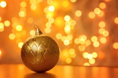 Bola dourada do Natal com festão fotos de stock Bola dourada do Natal com festão fotos de stock