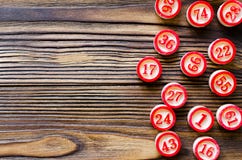 Bolas con los números para el bingo del juego fotografía de archivo Bolas con los números para el bingo del juego fotografía de archivo