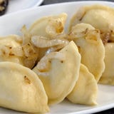 Bolas de masa hervida hervidas con las cebollas en una placa blanca Fotografía del alimento imágenes de archivo libres de regalías Bolas de masa hervida hervidas con las cebollas en una placa blanca Fotografía del alimento imágenes de archivo libres de regalías