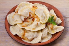Bolas de masa hervida, llenadas de la carne y servidas con la cebolla caramelizada salada Varenyky, vareniki, pierogi, pyrohy imagenes de archivo Bolas de masa hervida, llenadas de la carne y servidas con la cebolla caramelizada salada Varenyky, vareniki, pierogi, pyrohy imagenes de archivo