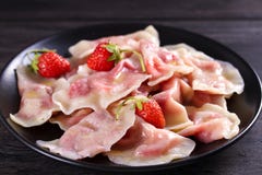 Bolas de masa hervida, llenadas de las fresas Varenyky, vareniki, pierogi, pyrohy - bolas de masa hervida con el relleno fotografía de archivo libre de regalías Bolas de masa hervida, llenadas de las fresas Varenyky, vareniki, pierogi, pyrohy - bolas de masa hervida con el relleno fotografía de archivo libre de regalías