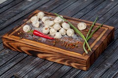 Bolas de masa hervida reales, deliciosas, rusas en la tabla, con las hierbas y las especias frescas fotografía de archivo libre de regalías Bolas de masa hervida reales, deliciosas, rusas en la tabla, con las hierbas y las especias frescas fotografía de archivo libre de regalías