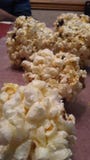 Bolas de palomitas hechas en casa imágenes de archivo libres de regalías Bolas de palomitas hechas en casa imágenes de archivo libres de regalías