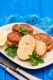 Bolas de pescados con el limón en plato en fondo de madera imagenes de archivo Bolas de pescados con el limón en plato en fondo de madera imagenes de archivo