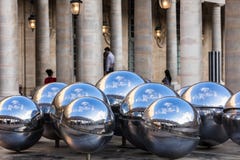 Bolas de plata en la fuente en el Palais-Royal de Royal Palace Fotografía de archivo Bolas de plata en la fuente en el Palais-Royal de Royal Palace Fotografía de archivo