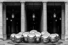 Bolas de plata en la fuente en el Palais-Royal de Royal Palace Fotografía de archivo libre de regalías Bolas de plata en la fuente en el Palais-Royal de Royal Palace Fotografía de archivo libre de regalías