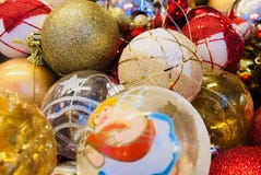 Bolas decorativas da árvore de Natal no ouro e no vermelho imagens de stock royalty free Bolas decorativas da árvore de Natal no ouro e no vermelho imagens de stock royalty free