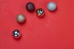 Bolas do ornamento do Natal do ouro e da prata no fundo de papel vermelho imagem de stock royalty free Bolas do ornamento do Natal do ouro e da prata no fundo de papel vermelho imagem de stock royalty free
