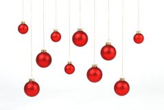 Bolas mates rojas de la Navidad que cuelgan en secuencias de oro en el fondo blanco foto de archivo libre de regalías Bolas mates rojas de la Navidad que cuelgan en secuencias de oro en el fondo blanco foto de archivo libre de regalías