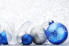 Bolas y cinta de la Navidad del brillo Imagenes de archivo Bolas y cinta de la Navidad del brillo Imagenes de archivo